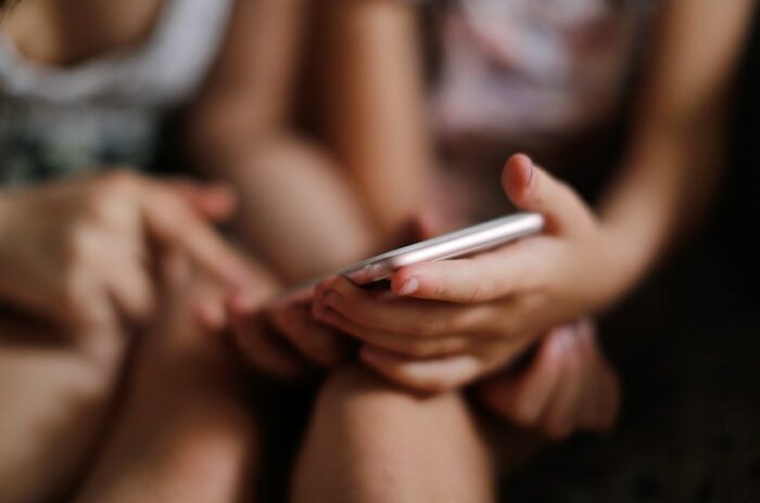 Governo edita MP que dá seis meses para plataformas se adequarem ao ECA Digital, reforçando proteção de crianças e adolescentes na internet.