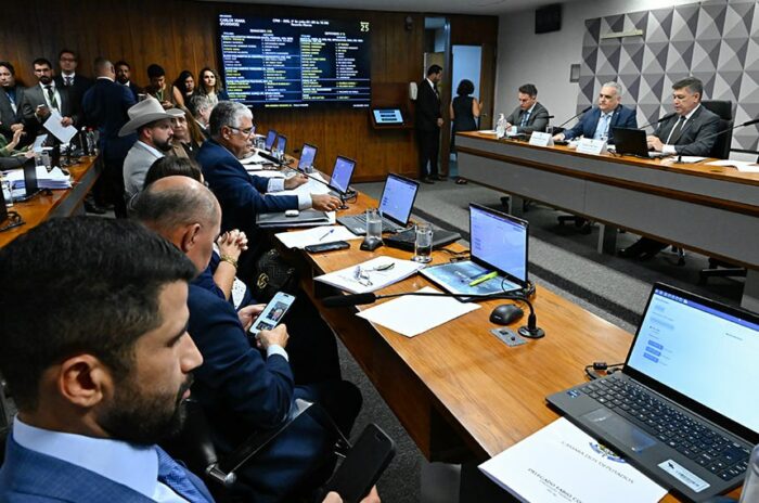 A CPMI do INSS aprovou requerimento ao STF solicitando prisão preventiva de 21 pessoas acusadas de fraudes contra aposentados e pensionistas. Entre os investigados estão ex-diretores do INSS, lobistas e empresários.