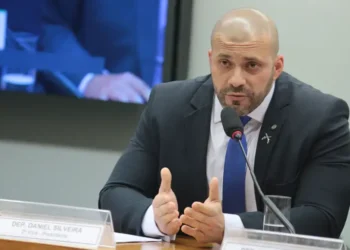 O ministro Alexandre de Moraes ordenou que o presídio em Magé envie imagens para apurar visitas irregulares ao ex-deputado Daniel Silveira, condenado a 8 anos e 9 meses por ataques ao STF.