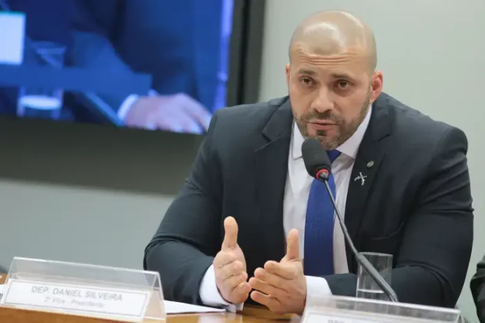 O ministro Alexandre de Moraes ordenou que o presídio em Magé envie imagens para apurar visitas irregulares ao ex-deputado Daniel Silveira, condenado a 8 anos e 9 meses por ataques ao STF.