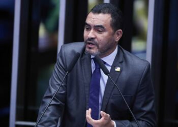 O STJ afastou temporariamente o governador do Tocantins, Wanderley Barbosa, e sua esposa, Karynne Sotero Campos, por suspeita de desvios de recursos públicos destinados à pandemia. A decisão ocorre durante a segunda fase da Operação Fames-19.