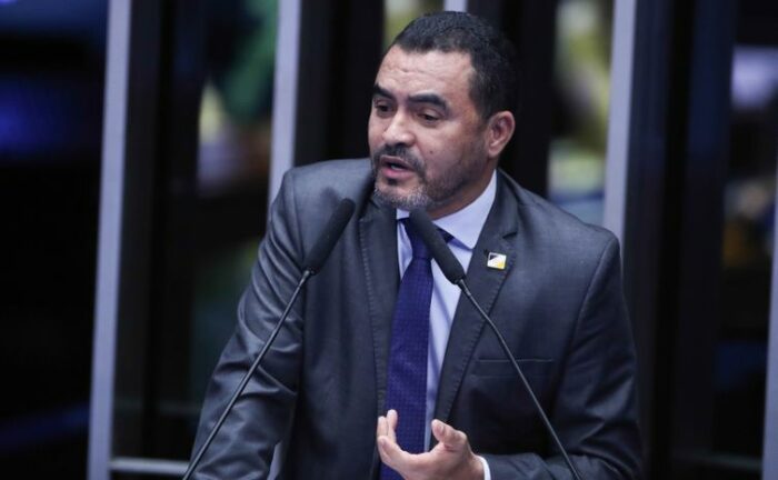 O STJ afastou temporariamente o governador do Tocantins, Wanderley Barbosa, e sua esposa, Karynne Sotero Campos, por suspeita de desvios de recursos públicos destinados à pandemia. A decisão ocorre durante a segunda fase da Operação Fames-19.