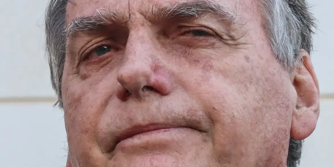 O STF definiu que o STM julgue a perda de patente de Bolsonaro e quatro militares réus na trama golpista. A decisão só será aplicada após esgotamento de recursos, enquanto o ex-presidente permanece em prisão domiciliar por outro caso.