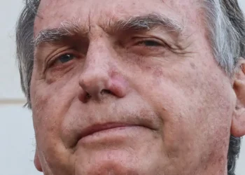 O STF definiu que o STM julgue a perda de patente de Bolsonaro e quatro militares réus na trama golpista. A decisão só será aplicada após esgotamento de recursos, enquanto o ex-presidente permanece em prisão domiciliar por outro caso.