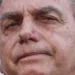 O STF definiu que o STM julgue a perda de patente de Bolsonaro e quatro militares réus na trama golpista. A decisão só será aplicada após esgotamento de recursos, enquanto o ex-presidente permanece em prisão domiciliar por outro caso.