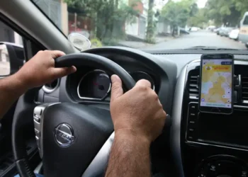 A PGR enviou ao STF parecer contrário ao reconhecimento de vínculo trabalhista entre motoristas de aplicativos e empresas como Uber e Rappi. Julgamento começa nesta quarta (1º) e impacta mais de 10 mil processos no Brasil.