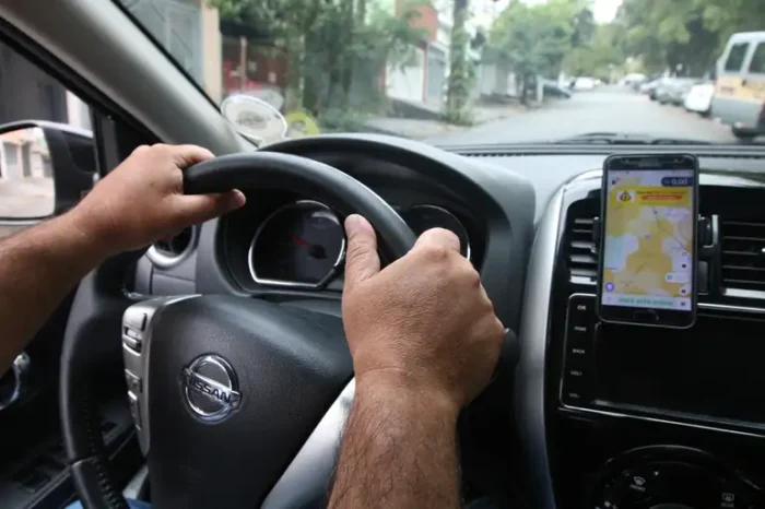 A PGR enviou ao STF parecer contrário ao reconhecimento de vínculo trabalhista entre motoristas de aplicativos e empresas como Uber e Rappi. Julgamento começa nesta quarta (1º) e impacta mais de 10 mil processos no Brasil.