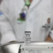 Estudo europeu confirma que a vacinação contra covid-19 reduz em mais de 40% o risco de covid longa e protege contra complicações cardíacas, como miocardite, trombose e insuficiência cardíaca.