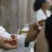 Pesquisa apresentada no Congresso da Sociedade Americana de Pediatria revela que vacinar gestantes contra a covid-19 reduz partos prematuros, morte fetal e anomalias congênitas. Especialistas reforçam a importância da imunização no pré-natal.