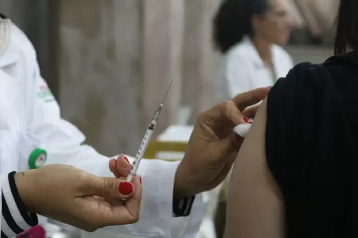 Pesquisa apresentada no Congresso da Sociedade Americana de Pediatria revela que vacinar gestantes contra a covid-19 reduz partos prematuros, morte fetal e anomalias congênitas. Especialistas reforçam a importância da imunização no pré-natal.