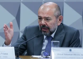 Ex-presidente do INSS, Ahmed Mohamad Oliveira, disse à CPMI que instituto não tinha condições de fiscalizar descontos em aposentadorias. Fraudes chegaram a R$ 2,8 bilhões em 2024.