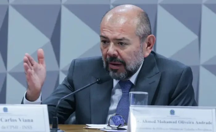 Ex-presidente do INSS, Ahmed Mohamad Oliveira, disse à CPMI que instituto não tinha condições de fiscalizar descontos em aposentadorias. Fraudes chegaram a R$ 2,8 bilhões em 2024.