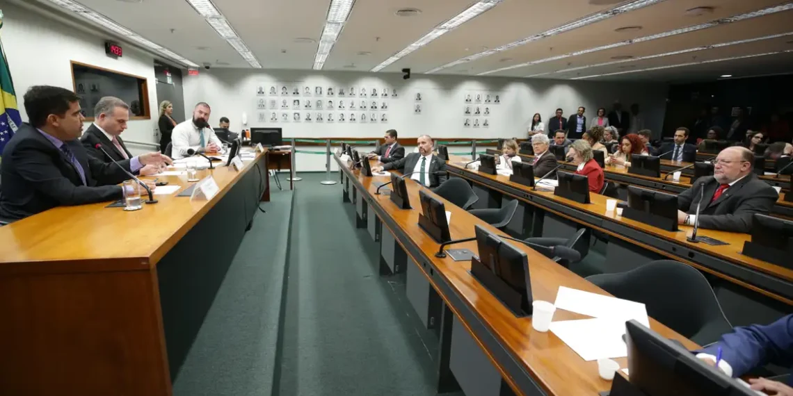 Conselho de Ética da Câmara instaurou processo contra Eduardo Bolsonaro por quebra de decoro. Deputado terá 90 dias para se defender.