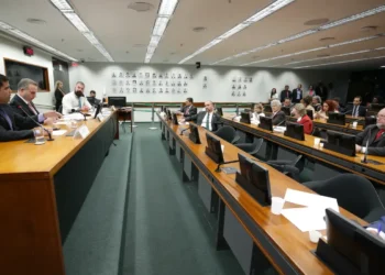 Conselho de Ética da Câmara instaurou processo contra Eduardo Bolsonaro por quebra de decoro. Deputado terá 90 dias para se defender.