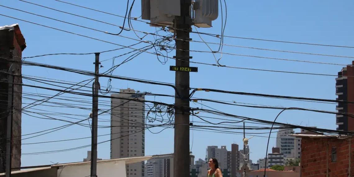Relatório da Aneel aponta que furtos de energia elétrica custaram R$ 10,3 bilhões em 2024. Além do impacto na tarifa, prática ilegal provocou 45 mortes, 69 feridos e mais de 88 mil interrupções no fornecimento.