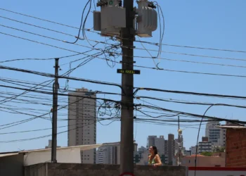 Relatório da Aneel aponta que furtos de energia elétrica custaram R$ 10,3 bilhões em 2024. Além do impacto na tarifa, prática ilegal provocou 45 mortes, 69 feridos e mais de 88 mil interrupções no fornecimento.