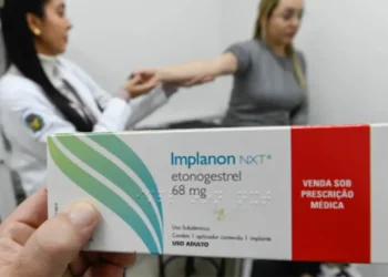 A partir de 1º de setembro, planos de saúde são obrigados a oferecer o implante contraceptivo Implanon. Método age por até três anos e será distribuído pelo SUS, com objetivo de reduzir gravidez não planejada e mortalidade materna.