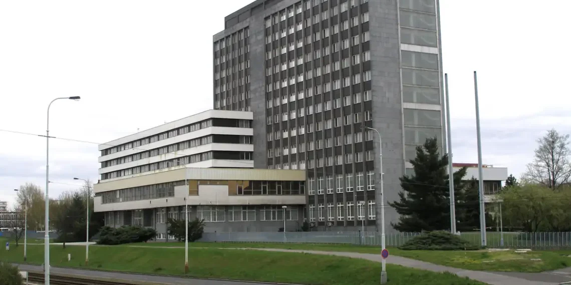 A Polícia Federal solicitou à Interpol a inclusão de oito suspeitos do PCC na Lista Vermelha, após operações que investigaram um esquema de lavagem de dinheiro no setor de combustíveis, com movimentação estimada em R$ 140 bilhões.