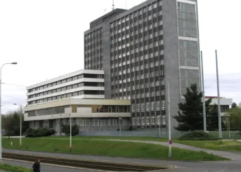 A Polícia Federal solicitou à Interpol a inclusão de oito suspeitos do PCC na Lista Vermelha, após operações que investigaram um esquema de lavagem de dinheiro no setor de combustíveis, com movimentação estimada em R$ 140 bilhões.