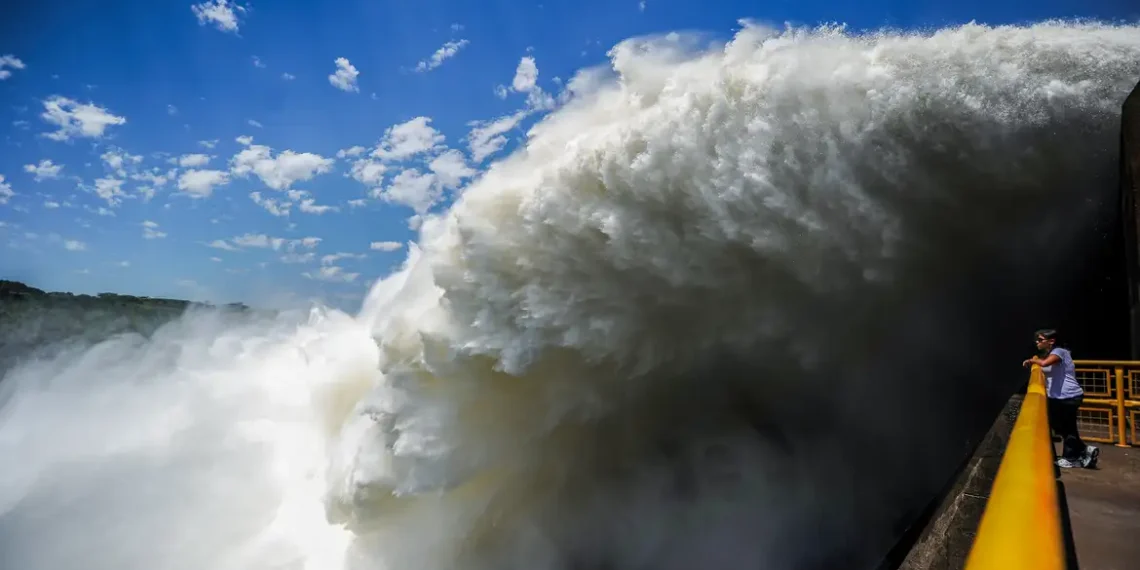 A Usina Hidrelétrica de Itaipu alcançou 3,1 bilhões de MWh produzidos desde 1984, recorde mundial em geração elétrica. Marco reforça papel estratégico da binacional Brasil-Paraguai na segurança energética e no avanço das energias renováveis.