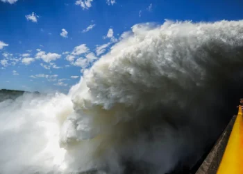 A Usina Hidrelétrica de Itaipu alcançou 3,1 bilhões de MWh produzidos desde 1984, recorde mundial em geração elétrica. Marco reforça papel estratégico da binacional Brasil-Paraguai na segurança energética e no avanço das energias renováveis.