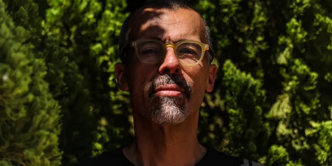 Jornalista Jamil Chade lança livro sobre os EUA de Trump, abordando desumanização de imigrantes, crise democrática, desinformação e impactos geopolíticos na América Latina.
