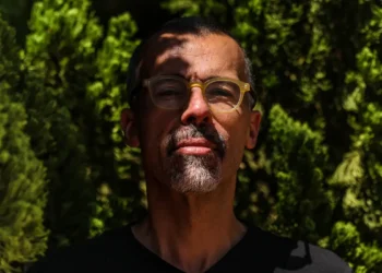 Jornalista Jamil Chade lança livro sobre os EUA de Trump, abordando desumanização de imigrantes, crise democrática, desinformação e impactos geopolíticos na América Latina.