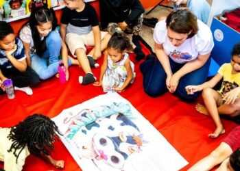O relatório Education at a Glance 2025, da OCDE, divulgado pelo Inep, aponta que o Brasil tem taxa de matrícula em educação infantil acima da média internacional e registra avanços no ensino superior.