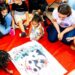 O relatório Education at a Glance 2025, da OCDE, divulgado pelo Inep, aponta que o Brasil tem taxa de matrícula em educação infantil acima da média internacional e registra avanços no ensino superior.