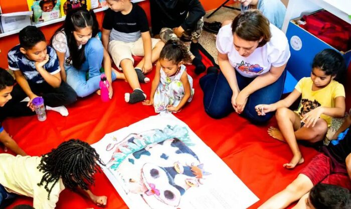 O relatório Education at a Glance 2025, da OCDE, divulgado pelo Inep, aponta que o Brasil tem taxa de matrícula em educação infantil acima da média internacional e registra avanços no ensino superior.