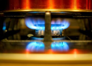 O programa Gás do Povo oferece gratuidade no botijão de gás de cozinha para 15,5 milhões de famílias brasileiras, promovendo saúde, segurança alimentar e justiça social.