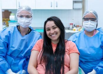 Programa Brasil Sorridente amplia atenção à saúde bucal no SUS com 33 mil equipes, 800 novas unidades móveis e investimento de R\$ 4,3 bilhões, beneficiando milhões em todo o Brasil.