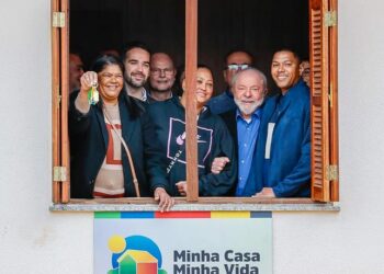 Déficit habitacional no Brasil atinge o menor nível da história, caindo para 7,6%. Avanços do Minha Casa, Minha Vida em 2023 ampliaram acesso à casa própria e reduziram o ônus com aluguel.
