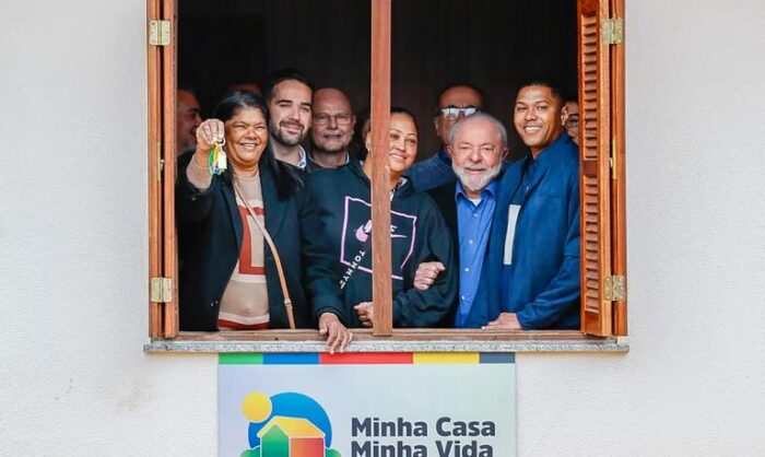 Déficit habitacional no Brasil atinge o menor nível da história, caindo para 7,6%. Avanços do Minha Casa, Minha Vida em 2023 ampliaram acesso à casa própria e reduziram o ônus com aluguel.