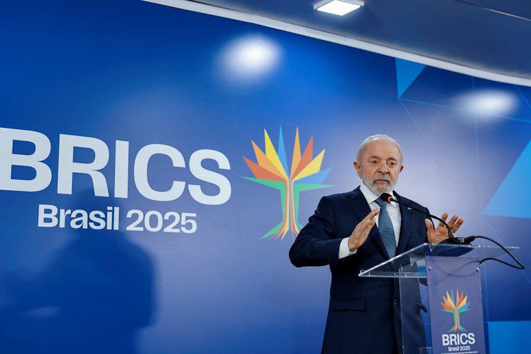 Em reunião virtual do Brics, Lula criticou práticas comerciais unilaterais e sanções, defendeu a soberania dos Estados e pediu reforma do sistema multilateral. Líderes também discutiram paz na Ucrânia e em Gaza.