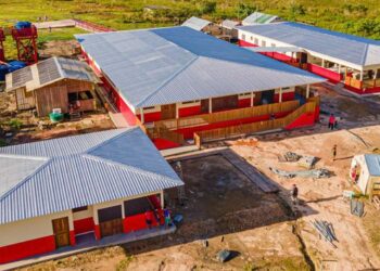 O novo Centro de Referência em Saúde Indígena no território Yanomami, em Roraima, atenderá 40 mil indígenas com foco em urgências e casos graves. Investimento federal de R$ 29 milhões.