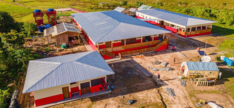 O novo Centro de Referência em Saúde Indígena no território Yanomami, em Roraima, atenderá 40 mil indígenas com foco em urgências e casos graves. Investimento federal de R$ 29 milhões.