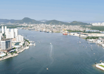 Após um século de promessas, o primeiro túnel submerso da América Latina será construído ligando Santos e Guarujá. Com investimento de R$ 6,8 bilhões, a obra terá 1,5 km de extensão, integrará VLT, ciclistas e pedestres, beneficiando cerca de 80 mil pessoas diariamente.
