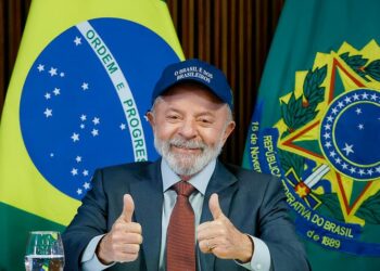 Em artigo no New York Times, Lula respondeu ao tarifaço de Trump, defendeu a soberania do Brasil, o multilateralismo e destacou o papel do PIX e da preservação da Amazônia.