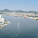 Após um século de promessas, o primeiro túnel submerso da América Latina será construído ligando Santos e Guarujá. Com investimento de R$ 6,8 bilhões, a obra terá 1,5 km de extensão, integrará VLT, ciclistas e pedestres, beneficiando cerca de 80 mil pessoas diariamente.