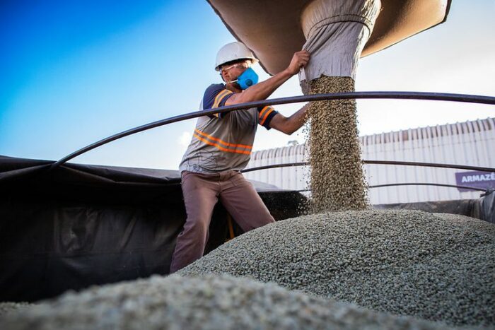 Taxa de desemprego recua para 5,6%, menor desde 2012, aponta IBGE. Brasil registra recorde de empregos formais e massa de rendimentos chega a R$ 352,3 bilhões.