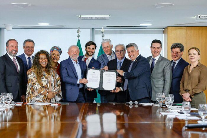 Presidente Lula anuncia R$ 770 milhões do Novo PAC para Belo Horizonte. Investimentos contemplam mobilidade urbana sustentável e drenagem em áreas vulneráveis.