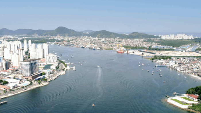 Após um século de promessas, o primeiro túnel submerso da América Latina será construído ligando Santos e Guarujá. Com investimento de R$ 6,8 bilhões, a obra terá 1,5 km de extensão, integrará VLT, ciclistas e pedestres, beneficiando cerca de 80 mil pessoas diariamente.