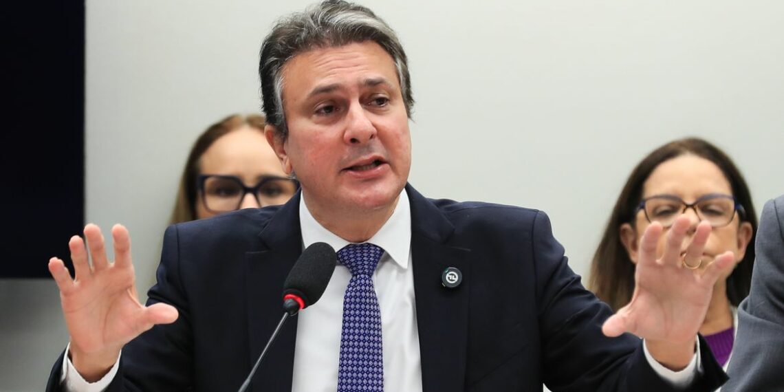 Camilo Santana afirmou que a população deve cobrar deputados sobre a PEC da Blindagem, que dificulta investigações contra parlamentares. Ele defendeu a fiscalização e a transparência dos recursos da merenda escolar.