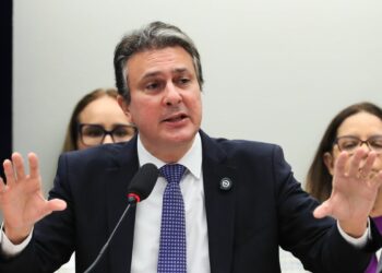 Camilo Santana afirmou que a população deve cobrar deputados sobre a PEC da Blindagem, que dificulta investigações contra parlamentares. Ele defendeu a fiscalização e a transparência dos recursos da merenda escolar.