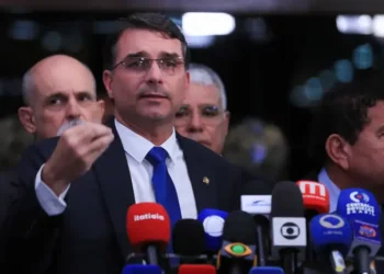 Após voto de Alexandre de Moraes pela condenação de Jair Bolsonaro, Flávio Bolsonaro acusou o ministro do STF de perseguição e pediu suspensão do julgamento.