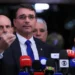 Após voto de Alexandre de Moraes pela condenação de Jair Bolsonaro, Flávio Bolsonaro acusou o ministro do STF de perseguição e pediu suspensão do julgamento.