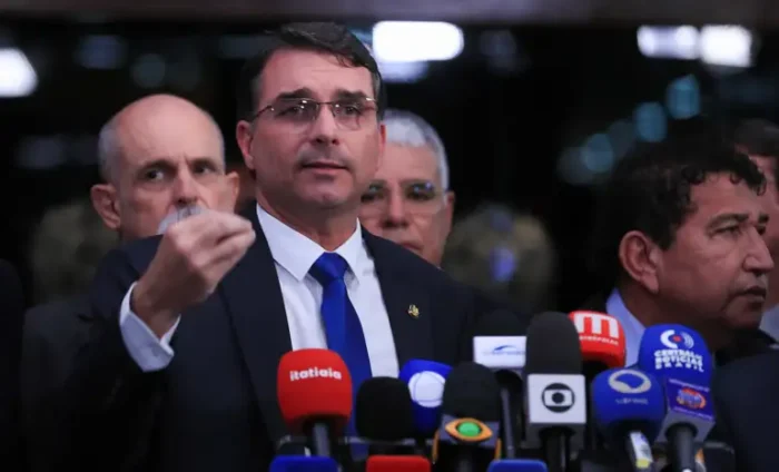 Após voto de Alexandre de Moraes pela condenação de Jair Bolsonaro, Flávio Bolsonaro acusou o ministro do STF de perseguição e pediu suspensão do julgamento.