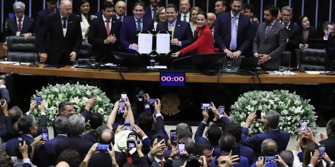 O Congresso promulgou a PEC 66/2023, que retira precatórios do limite de despesas da União em 2026, cria novas regras para estados e municípios e autoriza refinanciamento de dívidas previdenciárias.