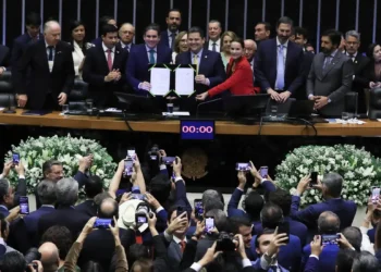 O Congresso promulgou a PEC 66/2023, que retira precatórios do limite de despesas da União em 2026, cria novas regras para estados e municípios e autoriza refinanciamento de dívidas previdenciárias.